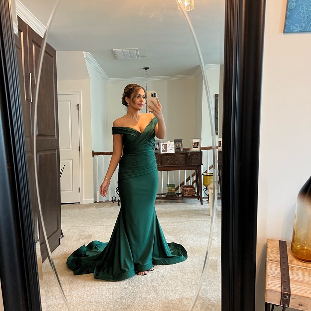 Elegant evening dress! Great for Prom, gala, or wedding events!